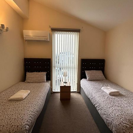 Great House + Air Conditioning + Free Car Parking Manchester Buitenkant foto