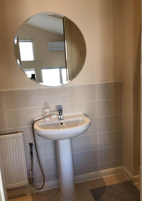 Great House + Air Conditioning + Free Car Parking Manchester Buitenkant foto