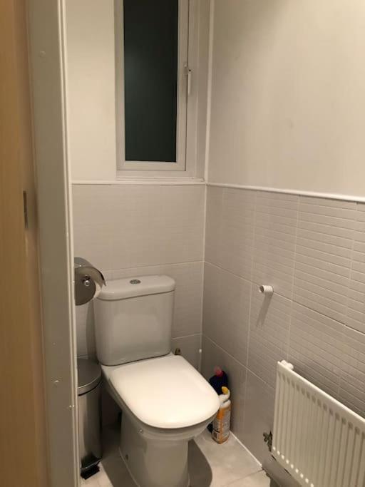 Great House + Air Conditioning + Free Car Parking Manchester Buitenkant foto