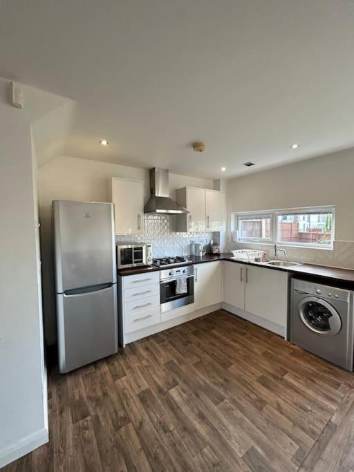 Great House + Air Conditioning + Free Car Parking Manchester Buitenkant foto