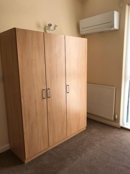 Great House + Air Conditioning + Free Car Parking Manchester Buitenkant foto