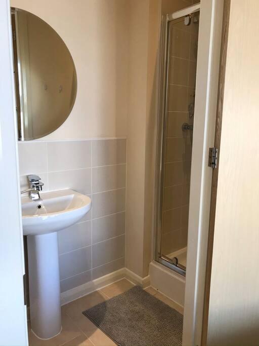 Great House + Air Conditioning + Free Car Parking Manchester Buitenkant foto